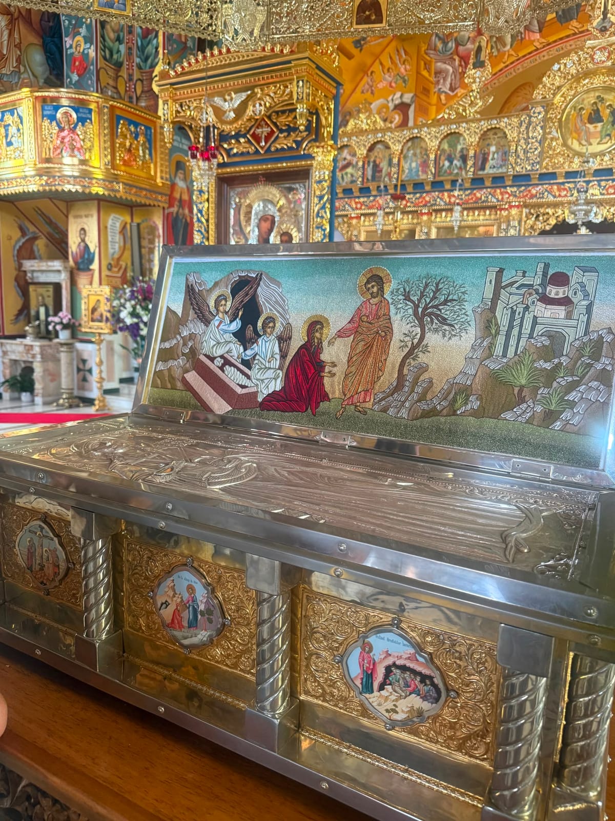 Fotografie din biserică 2 — Maicuța Leonora