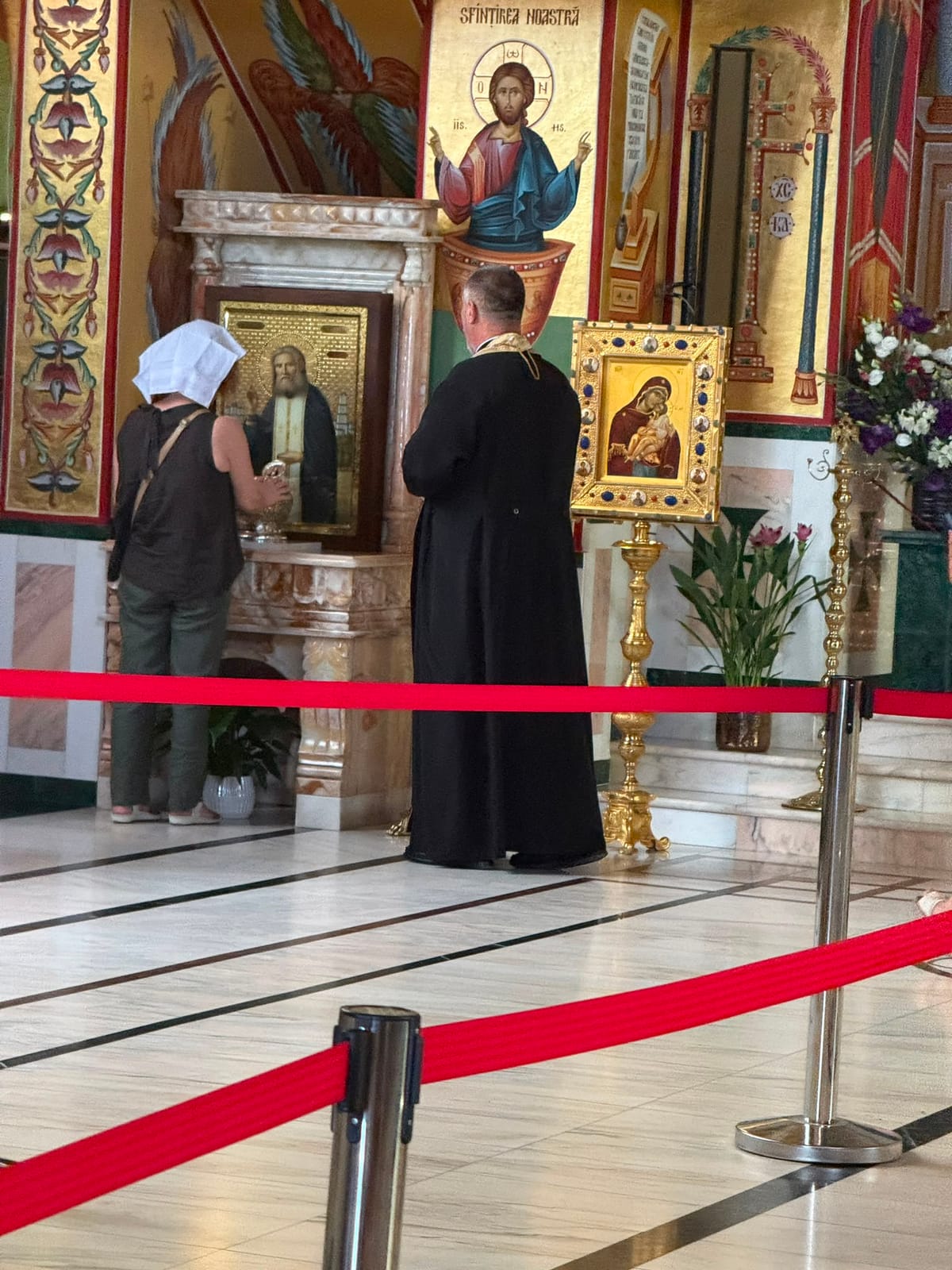 Fotografie din biserică 4 — Maicuța Leonora